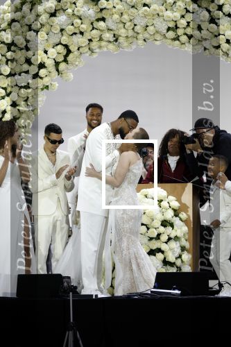 Den Haag 11 juni 2022
Zangeres Anouk Teeuwe trouwt met haar verloofde Dominique Schemmekes op het podium tijdens haar concert op het Malieveld.