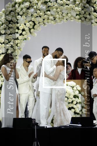 Den Haag 11 juni 2022
Zangeres Anouk Teeuwe trouwt met haar verloofde Dominique Schemmekes op het podium tijdens haar concert op het Malieveld.
