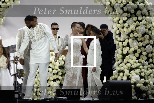 Den Haag 11 juni 2022
Zangeres Anouk Teeuwe trouwt met haar verloofde Dominique Schemmekes op het podium tijdens haar concert op het Malieveld.