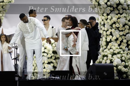 Den Haag 11 juni 2022
Zangeres Anouk Teeuwe trouwt met haar verloofde Dominique Schemmekes op het podium tijdens haar concert op het Malieveld.