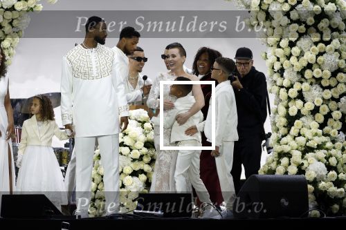 Den Haag 11 juni 2022
Zangeres Anouk Teeuwe trouwt met haar verloofde Dominique Schemmekes op het podium tijdens haar concert op het Malieveld.