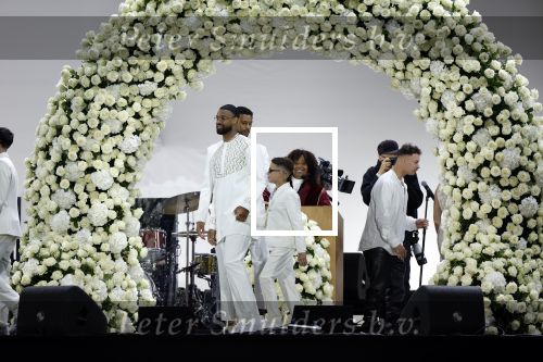 Den Haag 11 juni 2022
Zangeres Anouk Teeuwe trouwt met haar verloofde Dominique Schemmekes op het podium tijdens haar concert op het Malieveld.