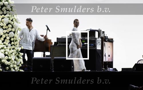 Den Haag 11 juni 2022
Zangeres Anouk Teeuwe trouwt met haar verloofde Dominique Schemmekes op het podium tijdens haar concert op het Malieveld.