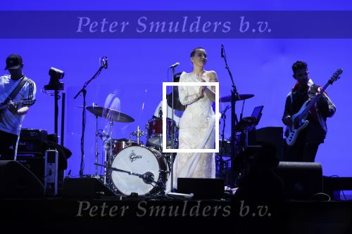 Den Haag 11 juni 2022
Zangeres Anouk Teeuwe trouwt met haar verloofde Dominique Schemmekes op het podium tijdens haar concert op het Malieveld.