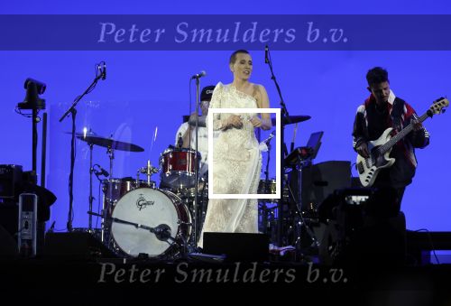 Den Haag 11 juni 2022
Zangeres Anouk Teeuwe trouwt met haar verloofde Dominique Schemmekes op het podium tijdens haar concert op het Malieveld.