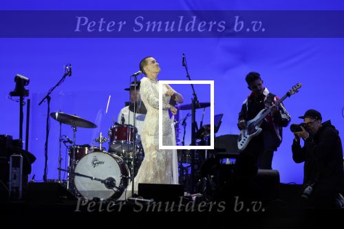 Den Haag 11 juni 2022
Zangeres Anouk Teeuwe trouwt met haar verloofde Dominique Schemmekes op het podium tijdens haar concert op het Malieveld.