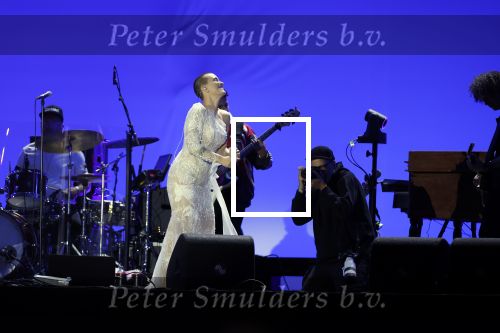 Den Haag 11 juni 2022
Zangeres Anouk Teeuwe trouwt met haar verloofde Dominique Schemmekes op het podium tijdens haar concert op het Malieveld.