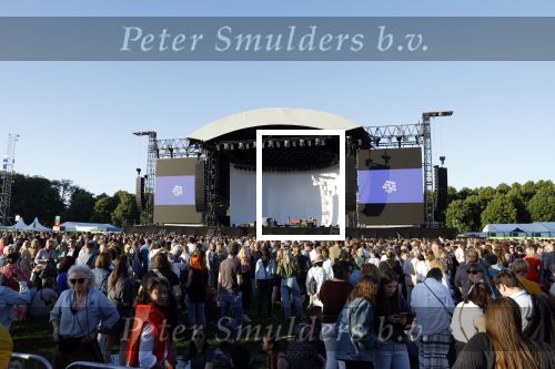 Den Haag 11 juni 2022
Zangeres Anouk Teeuwe trouwt met haar verloofde Dominique Schemmekes op het podium tijdens haar concert op het Malieveld.