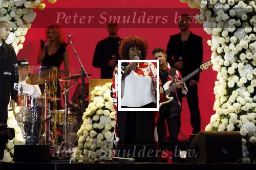 Den Haag 11 juni 2022
Zangeres Anouk Teeuwe trouwt met haar verloofde Dominique Schemmekes op het podium tijdens haar concert op het Malieveld. anouk zangeres en zanger