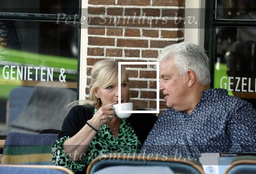 Purmeend 16 mei 2022
Boe Geert jan met zijn nieuwe vriendin op terras in het centrum van Purmerend .