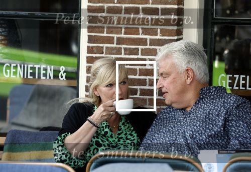 Purmeend 16 mei 2022
Boe Geert jan met zijn nieuwe vriendin op terras in het centrum van Purmerend .