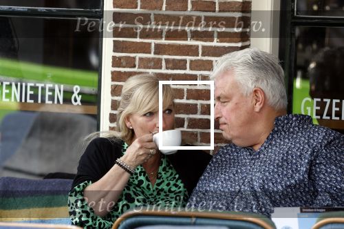 Purmeend 16 mei 2022
Boe Geert jan met zijn nieuwe vriendin op terras in het centrum van Purmerend .