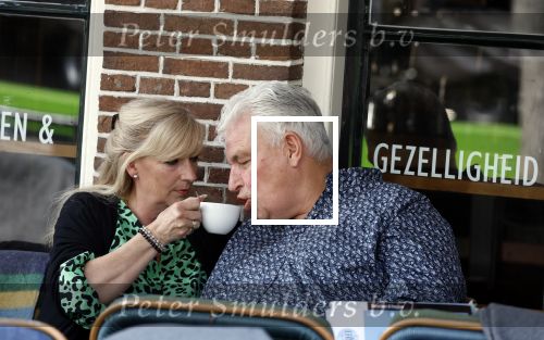 Purmeend 16 mei 2022
Boe Geert jan met zijn nieuwe vriendin op terras in het centrum van Purmerend .