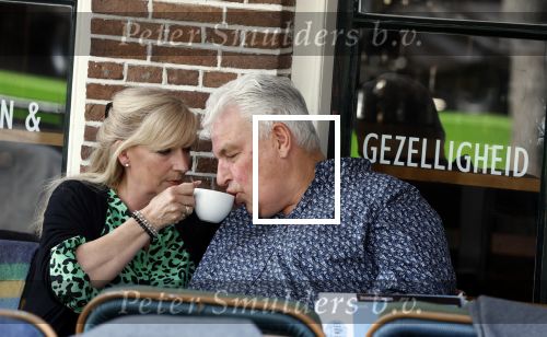 Purmeend 16 mei 2022
Boe Geert jan met zijn nieuwe vriendin op terras in het centrum van Purmerend .