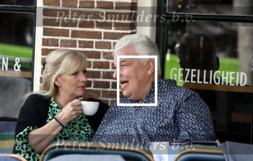Purmeend 16 mei 2022
Boe Geert jan met zijn nieuwe vriendin op terras in het centrum van Purmerend .