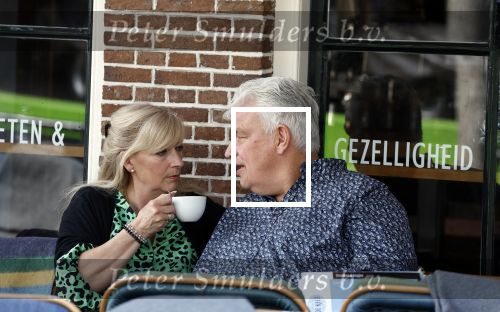 Purmeend 16 mei 2022
Boe Geert jan met zijn nieuwe vriendin op terras in het centrum van Purmerend .