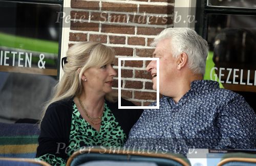 Purmeend 16 mei 2022
Boe Geert jan met zijn nieuwe vriendin op terras in het centrum van Purmerend .