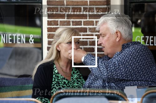 Purmeend 16 mei 2022
Boe Geert jan met zijn nieuwe vriendin op terras in het centrum van Purmerend .