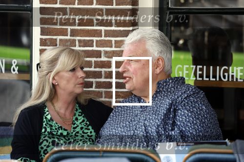Purmeend 16 mei 2022
Boe Geert jan met zijn nieuwe vriendin op terras in het centrum van Purmerend .