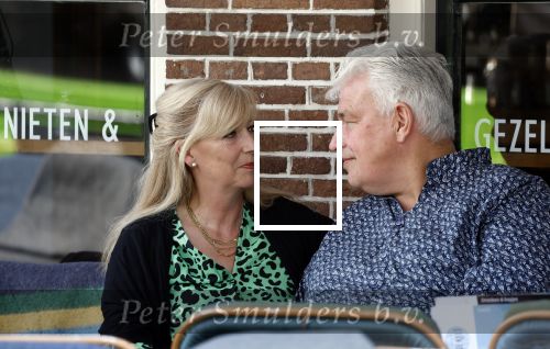 Purmeend 16 mei 2022
Boe Geert jan met zijn nieuwe vriendin op terras in het centrum van Purmerend .