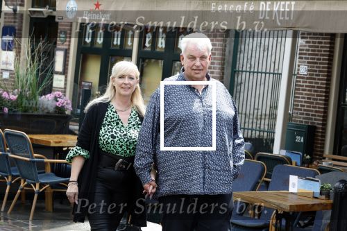 Purmeend 16 mei 2022
Boe Geert jan met zijn nieuwe vriendin op terras in het centrum van Purmerend .