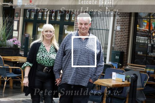 Purmeend 16 mei 2022
Boe Geert jan met zijn nieuwe vriendin op terras in het centrum van Purmerend .