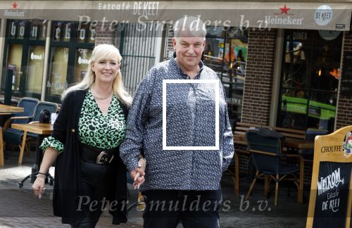 Purmeend 16 mei 2022
Boe Geert jan met zijn nieuwe vriendin op terras in het centrum van Purmerend .