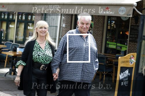 Purmeend 16 mei 2022
Boe Geert jan met zijn nieuwe vriendin op terras in het centrum van Purmerend .