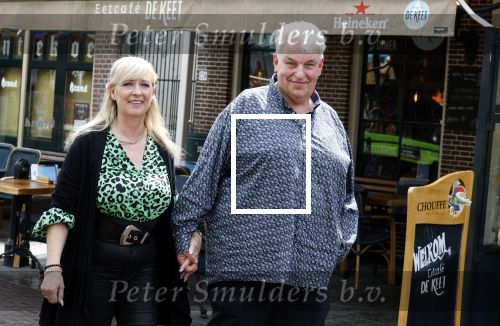Purmeend 16 mei 2022
Boe Geert jan met zijn nieuwe vriendin op terras in het centrum van Purmerend .