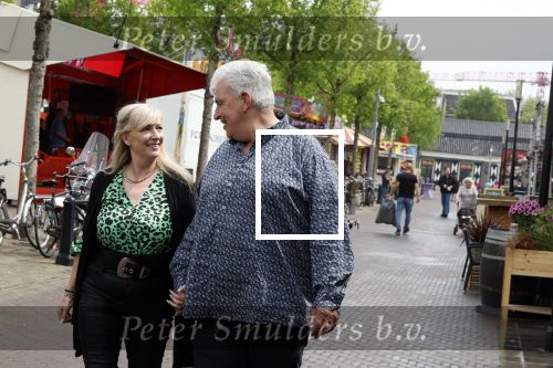 Purmeend 16 mei 2022
Boe Geert jan met zijn nieuwe vriendin op terras in het centrum van Purmerend .