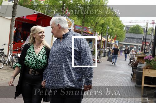 Purmeend 16 mei 2022
Boe Geert jan met zijn nieuwe vriendin op terras in het centrum van Purmerend .