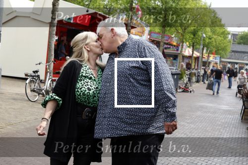 Purmeend 16 mei 2022
Boe Geert jan met zijn nieuwe vriendin op terras in het centrum van Purmerend .