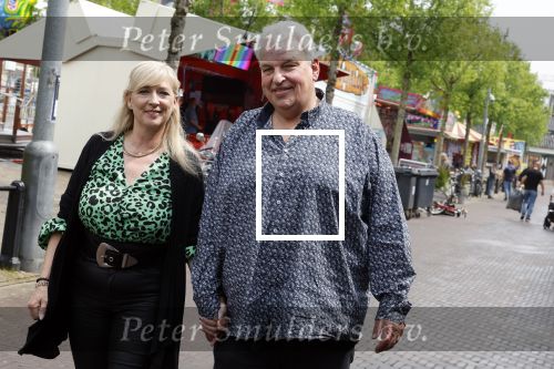 Purmeend 16 mei 2022
Boe Geert jan met zijn nieuwe vriendin op terras in het centrum van Purmerend .