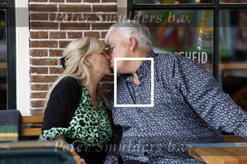 Purmeend 16 mei 2022
Boe Geert jan met zijn nieuwe vriendin op terras in het centrum van Purmerend .
