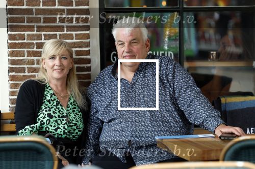 Purmeend 16 mei 2022
Boe Geert jan met zijn nieuwe vriendin op terras in het centrum van Purmerend .