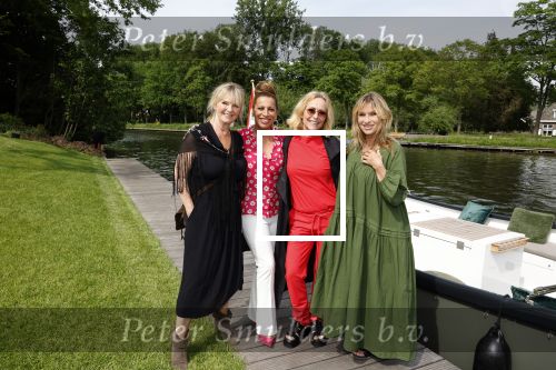 Nieuwersluis 18 mei 2022
Presentatie weekblad Margriet met de Dolly Dots als hoofdredakteur. Aanwezig Angela Groothuizen Esther Oosterbeek Angela Kramers en Anita Heilker.
Het event was bij Flora batava.