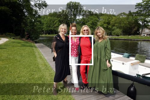 Nieuwersluis 18 mei 2022
Presentatie weekblad Margriet met de Dolly Dots als hoofdredakteur. Aanwezig Angela Groothuizen Esther Oosterbeek Angela Kramers en Anita Heilker.
Het event was bij Flora batava.