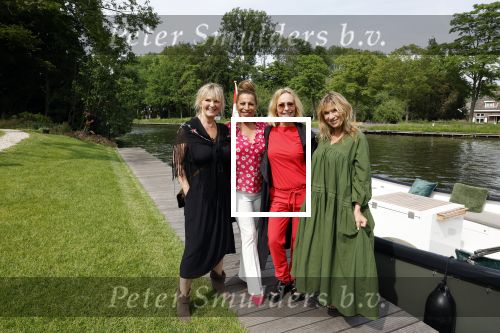 Nieuwersluis 18 mei 2022
Presentatie weekblad Margriet met de Dolly Dots als hoofdredakteur. Aanwezig Angela Groothuizen Esther Oosterbeek Angela Kramers en Anita Heilker.
Het event was bij Flora batava.
