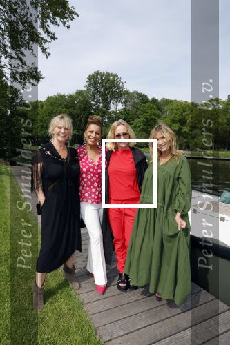 Nieuwersluis 18 mei 2022
Presentatie weekblad Margriet met de Dolly Dots als hoofdredakteur. Aanwezig Angela Groothuizen Esther Oosterbeek Angela Kramers en Anita Heilker.
Het event was bij Flora batava.
