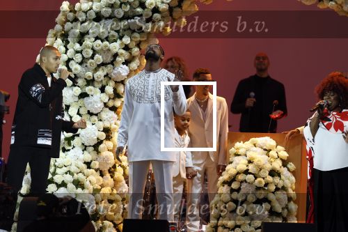 Den Haag 11 juni 2022
Zangeres Anouk Teeuwe trouwt met haar verloofde Dominique Schemmekes op het podium tijdens haar concert op het Malieveld.