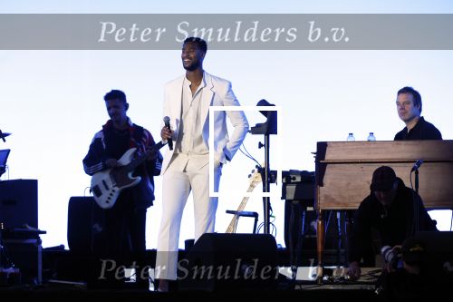 Den Haag 11 juni 2022
Zangeres Anouk Teeuwe trouwt met haar verloofde Dominique Schemmekes op het podium tijdens haar concert op het Malieveld. Broer Dominique Schemmekes