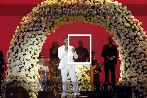 Den Haag 11 juni 2022
Zangeres Anouk Teeuwe trouwt met haar verloofde Dominique Schemmekes op het podium tijdens haar concert op het Malieveld. Broer Dominique Schemmekes