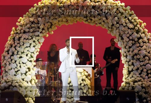Den Haag 11 juni 2022
Zangeres Anouk Teeuwe trouwt met haar verloofde Dominique Schemmekes op het podium tijdens haar concert op het Malieveld. Broer Dominique Schemmekes