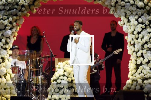 Den Haag 11 juni 2022
Zangeres Anouk Teeuwe trouwt met haar verloofde Dominique Schemmekes op het podium tijdens haar concert op het Malieveld. Broer Dominique Schemmekes