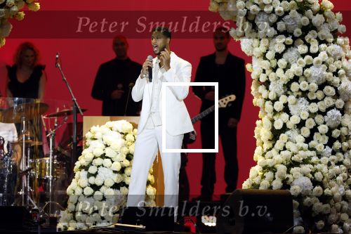 Den Haag 11 juni 2022
Zangeres Anouk Teeuwe trouwt met haar verloofde Dominique Schemmekes op het podium tijdens haar concert op het Malieveld. Broer Dominique Schemmekes