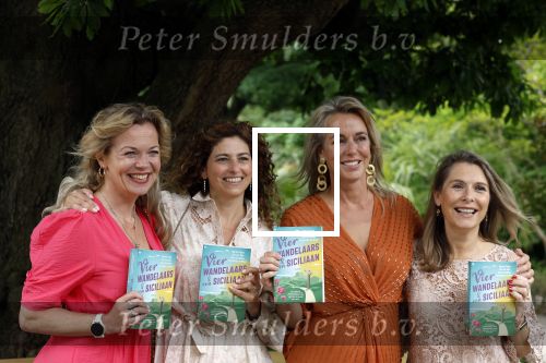 Amsterdam 25 mei 2022
Boekpresentatie Elle v Rijn Marion Pauw   Roos Schlikker en Femmetje de Wind .