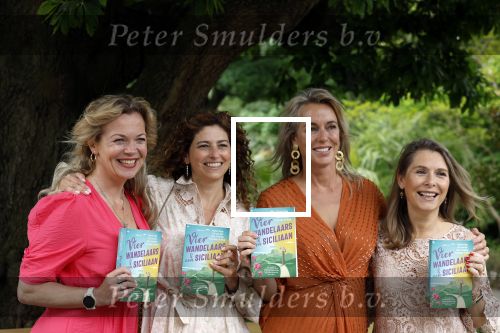 Amsterdam 25 mei 2022
Boekpresentatie Elle v Rijn Marion Pauw   Roos Schlikker en Femmetje de Wind .