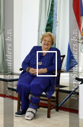 Den Haag 9 juni 202
Erica Terpstra krijgt een belangrijke onderscheiding uit handen van de Japanse Ambassadeur . Alles speelkde zich af op de Japanse Ambassade in Den Haag.
