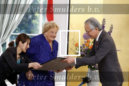Den Haag 9 juni 202
Erica Terpstra krijgt een belangrijke onderscheiding uit handen van de Japanse Ambassadeur . Alles speelkde zich af op de Japanse Ambassade in Den Haag.