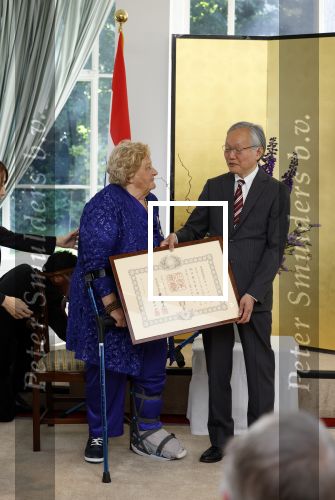 Den Haag 9 juni 202
Erica Terpstra krijgt een belangrijke onderscheiding uit handen van de Japanse Ambassadeur . Alles speelkde zich af op de Japanse Ambassade in Den Haag.